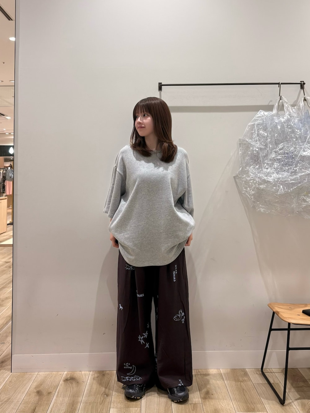 グレー系のスウェット、ブラウン系のその他パンツ、ブラウン系のキャミソールを着用したレディースの春コーディネートの2枚目の写真