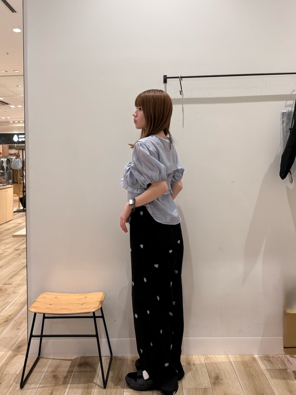 ブルー系のシャツ/ブラウス、ブラック系のその他パンツ、ブラック系のサンダルを着用したレディースの夏コーディネートの2枚目の写真