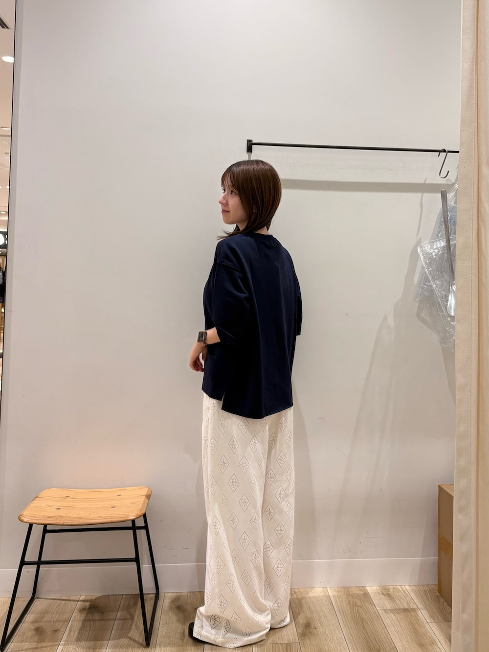 ブルー系のTシャツ/カットソー、ホワイト系のその他パンツ、ブラック系のサンダルを着用したレディースの夏コーディネートの2枚目の写真