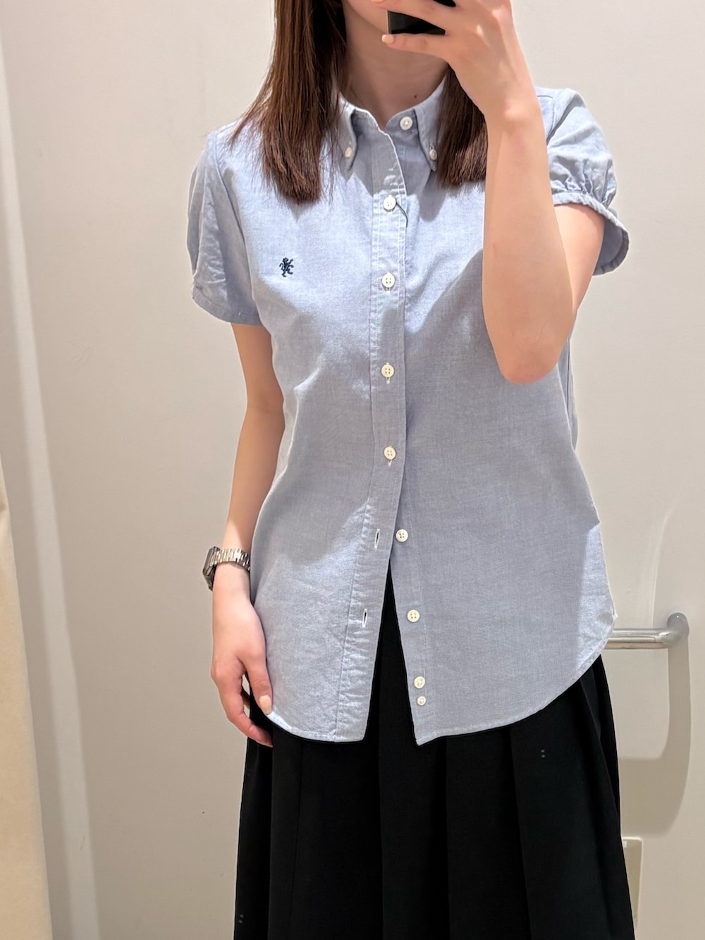 ブルー系のシャツ/ブラウスを着用したレディースの春コーディネートの2枚目の写真