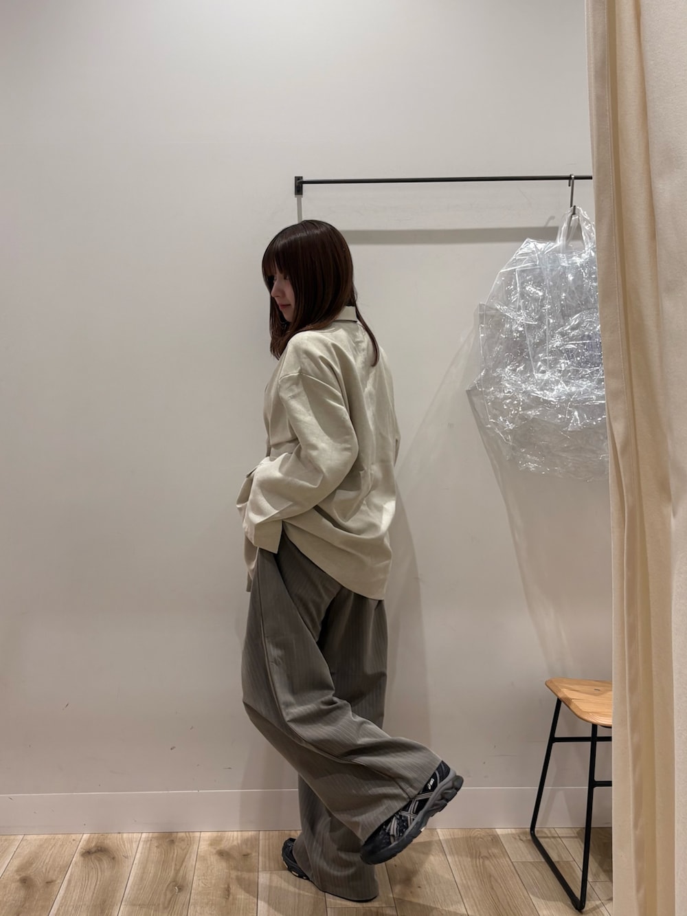 ベージュ系のその他アウター、ブラウン系のキャミソール、ブラウン系のその他パンツを着用したレディースの春コーディネートの2枚目の写真
