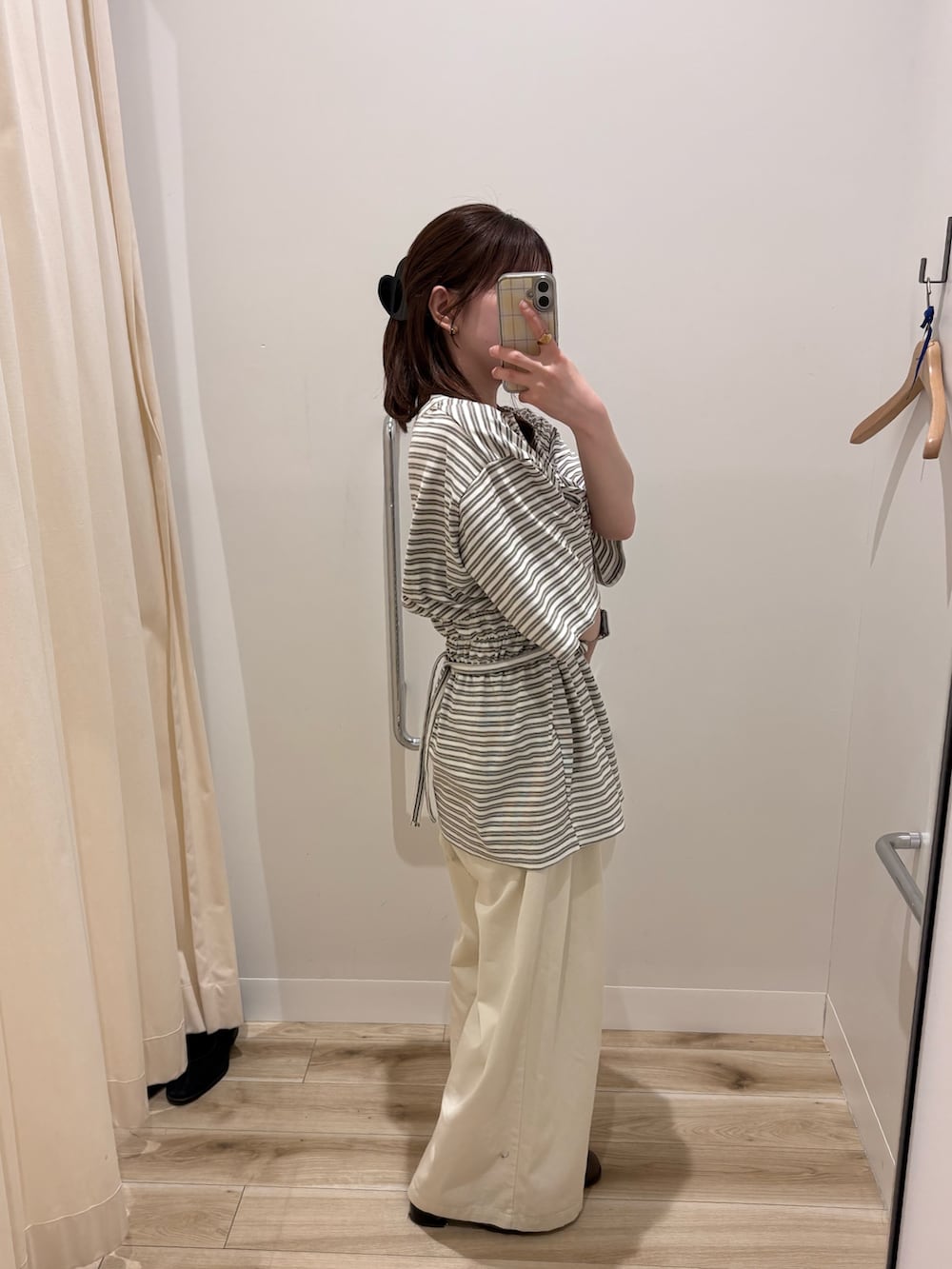 ホワイト系のTシャツ/カットソー、ホワイト系のその他パンツを着用したレディースの春コーディネートの2枚目の写真