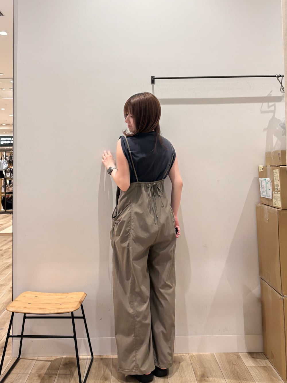 ブラウン系のその他パンツ、グレー系のタンクトップ、ブラック系のサンダルを着用したレディースの春コーディネートの2枚目の写真
