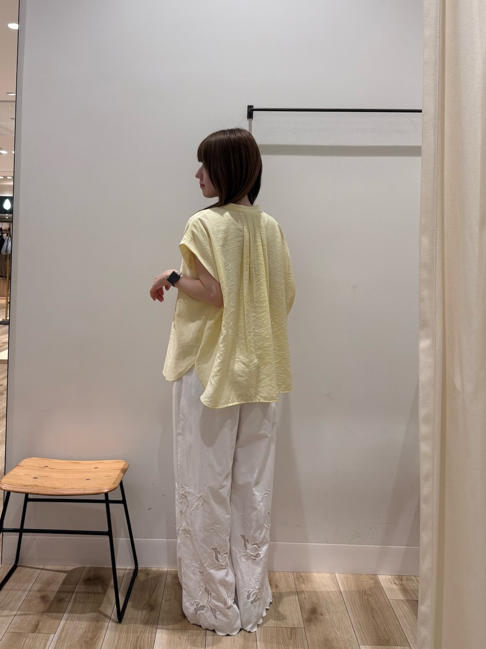 イエロー系のシャツ/ブラウス、ホワイト系のその他パンツ、イエロー系のサンダルを着用したレディースの夏コーディネートの2枚目の写真