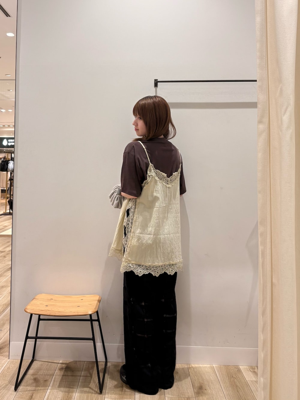 ベージュ系のキャミソール、ブラウン系のTシャツ/カットソー、ブラック系のその他パンツを着用したレディースの夏コーディネートの2枚目の写真