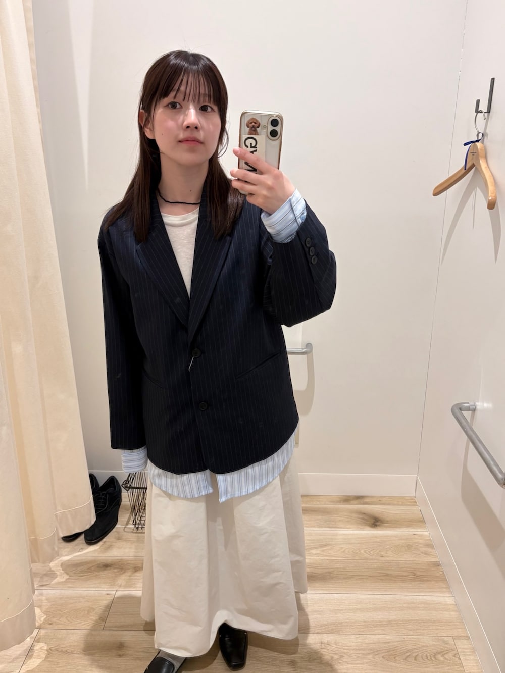 ブルー系のその他アウター、ホワイト系のTシャツ/カットソー、ホワイト系のスカートを着用したレディースの冬コーディネートの2枚目の写真