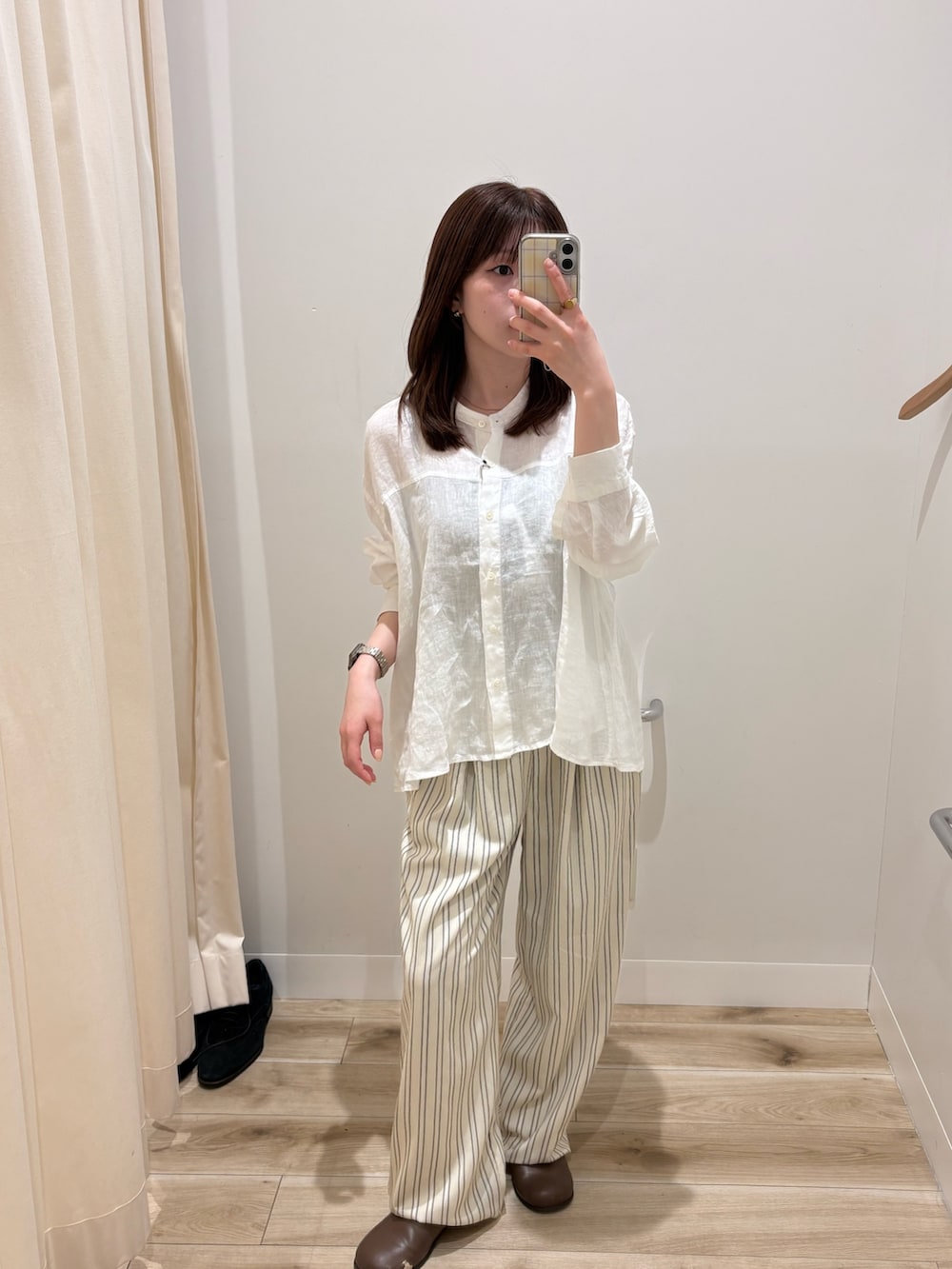 ホワイト系のシャツ/ブラウス、ベージュ系のその他パンツを着用したレディースの春コーディネートの2枚目の写真