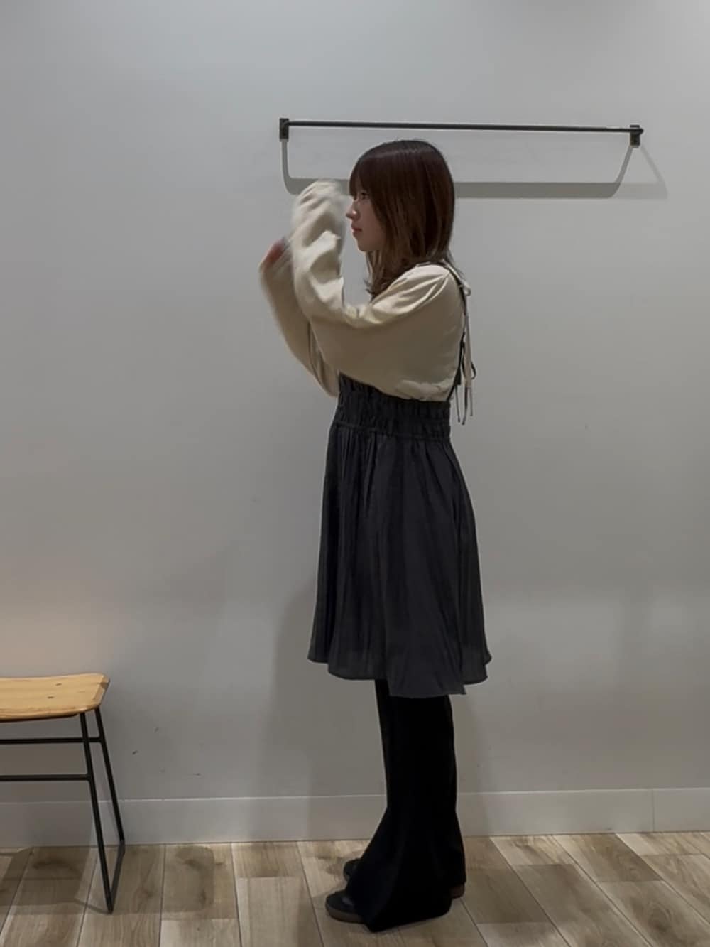 グレー系のワンピース、ベージュ系のTシャツ/カットソー、ブラック系のその他パンツを着用したレディースの春コーディネートの2枚目の写真