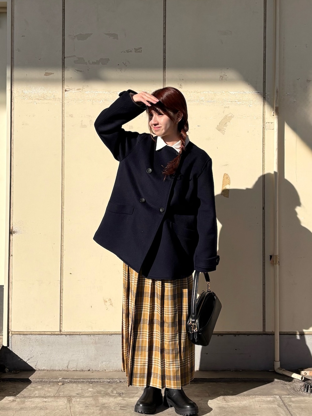 ブルー系のピーコート、イエロー系のスカート、ホワイト系のシャツ/ブラウスを着用したレディースの冬コーディネートの2枚目の写真