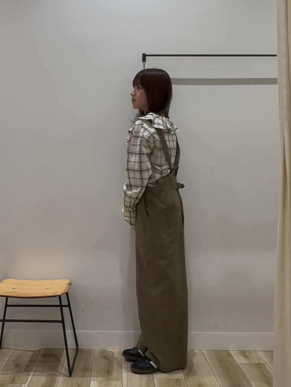 ブラック系のシャツ/ブラウスを着用したレディースの春コーディネートの2枚目の写真