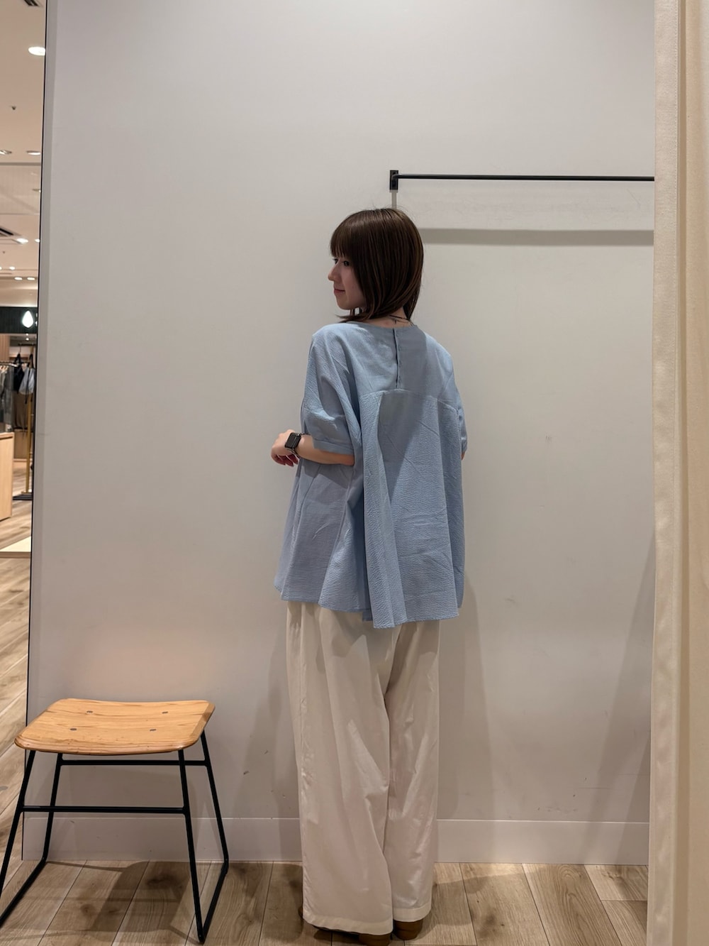 ブルー系のシャツ/ブラウス、ホワイト系のその他パンツ、イエロー系のサンダルを着用したレディースの夏コーディネートの2枚目の写真