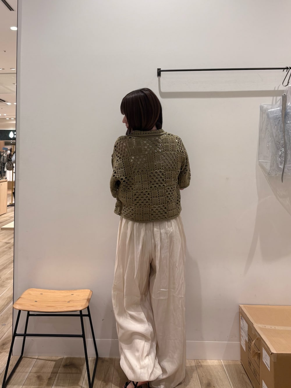 グリーン系のニット/セーター、ベージュ系のその他パンツ、ブラック系のサンダルを着用したレディースの春コーディネートの2枚目の写真