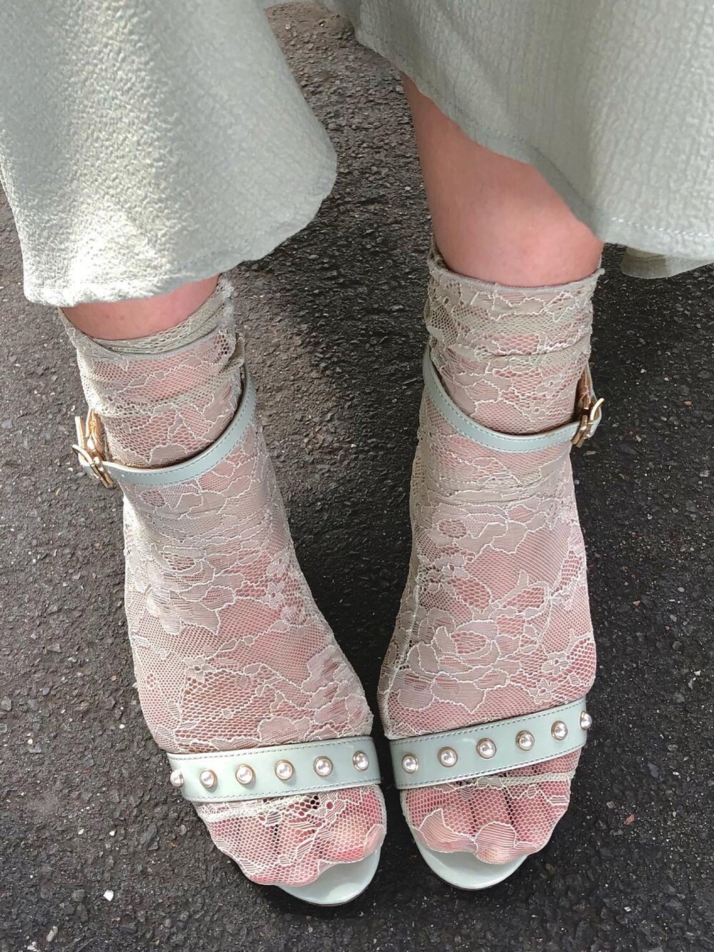 ホワイト系のジャケット/アウター、グリーン系のシューズ、ブラック系のバッグを着用したレディースの夏コーディネートの2枚目の写真