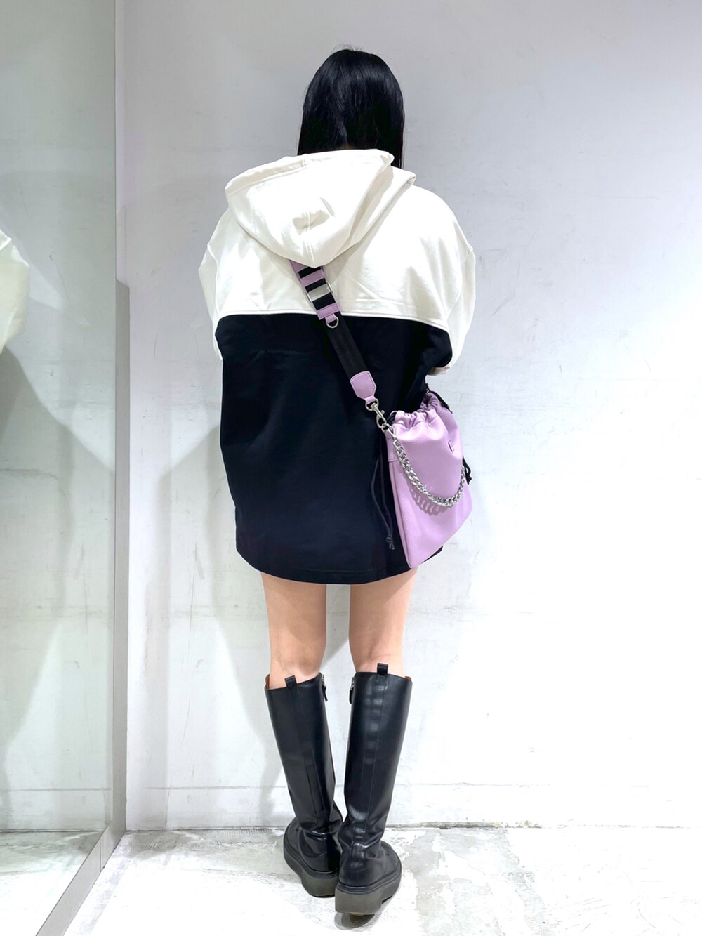 浜口彩奈さんの「BICOLOR ANORAK SWEAT DRESS（X-girl）」を使ったコーディネートの3枚目の写真