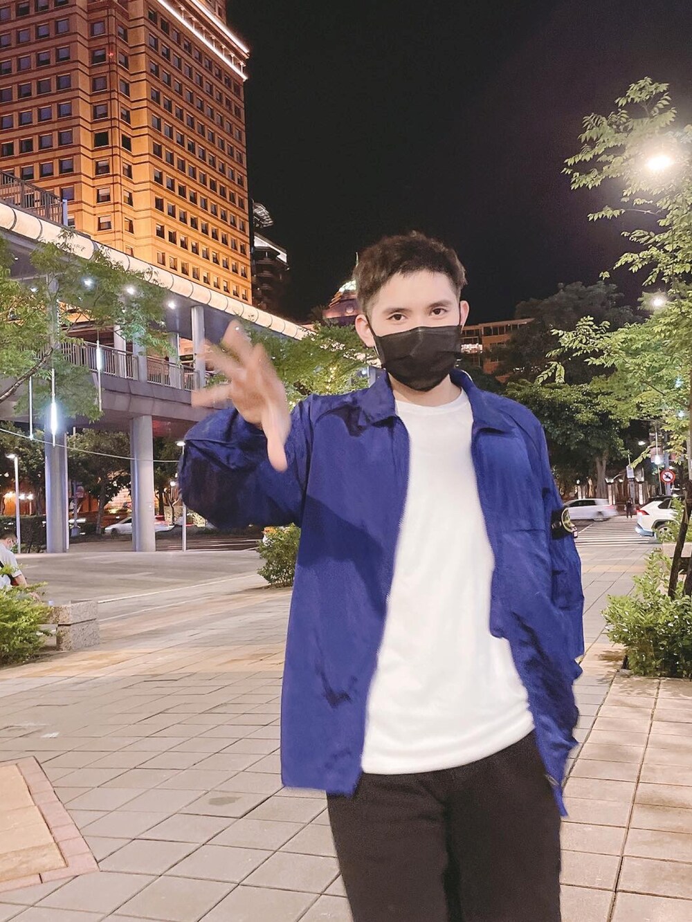 ブルー系のノーカラージャケット、ブラック系のスウェットパンツ、ブラック系のスニーカーを着用したメンズの春コーディネートの2枚目の写真