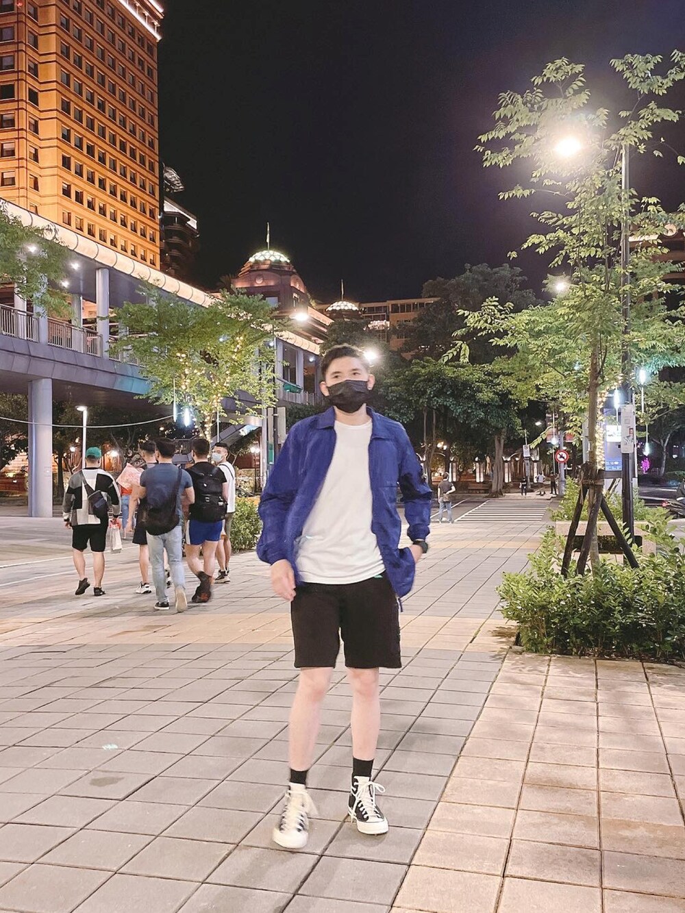 ブルー系のノーカラージャケット、ブラック系のスウェットパンツ、ブラック系のスニーカーを着用したメンズの春コーディネートの3枚目の写真