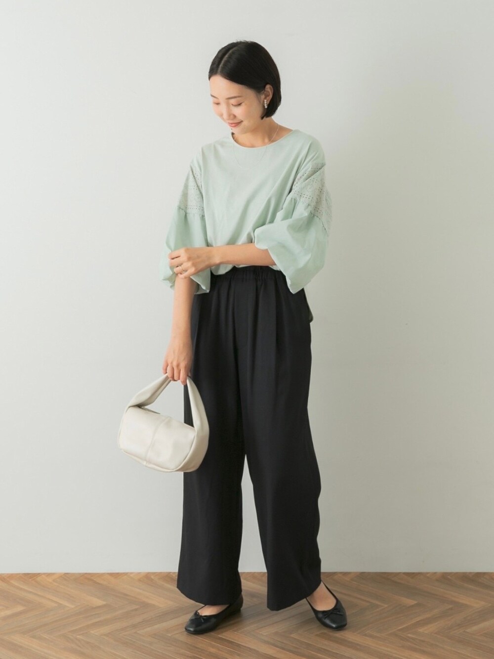 グリーン系のTシャツ/カットソー、ブラック系のその他パンツ、ブラック系のバレエシューズを着用したレディースの夏コーディネートの3枚目の写真