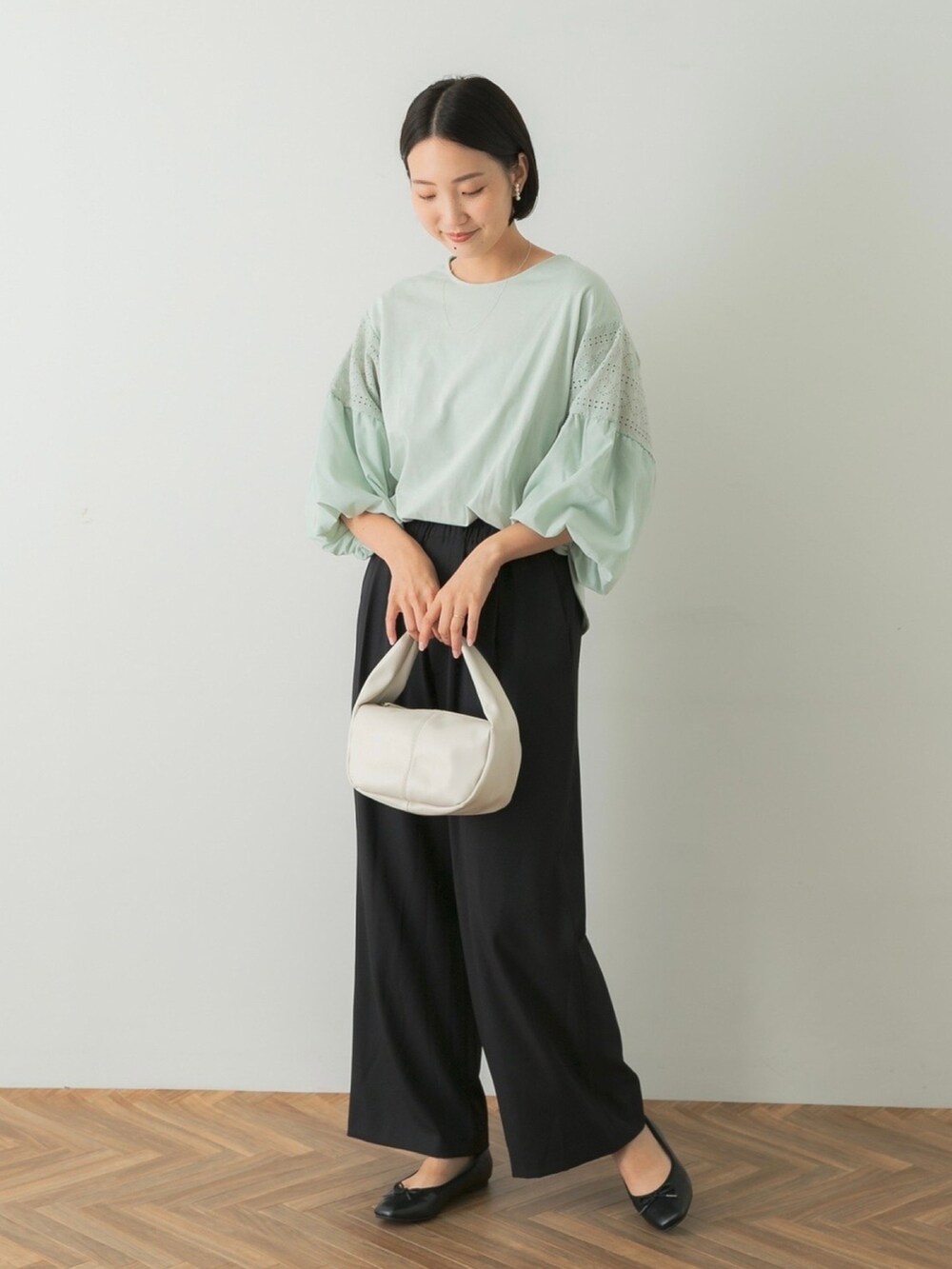 グリーン系のTシャツ/カットソー、ブラック系のその他パンツ、ブラック系のバレエシューズを着用したレディースの夏コーディネートの2枚目の写真