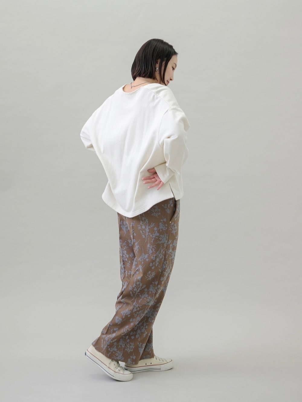 ホワイト系のスウェット、ホワイト系のタンクトップ、ベージュ系のその他パンツを着用したレディースの秋コーディネートの2枚目の写真