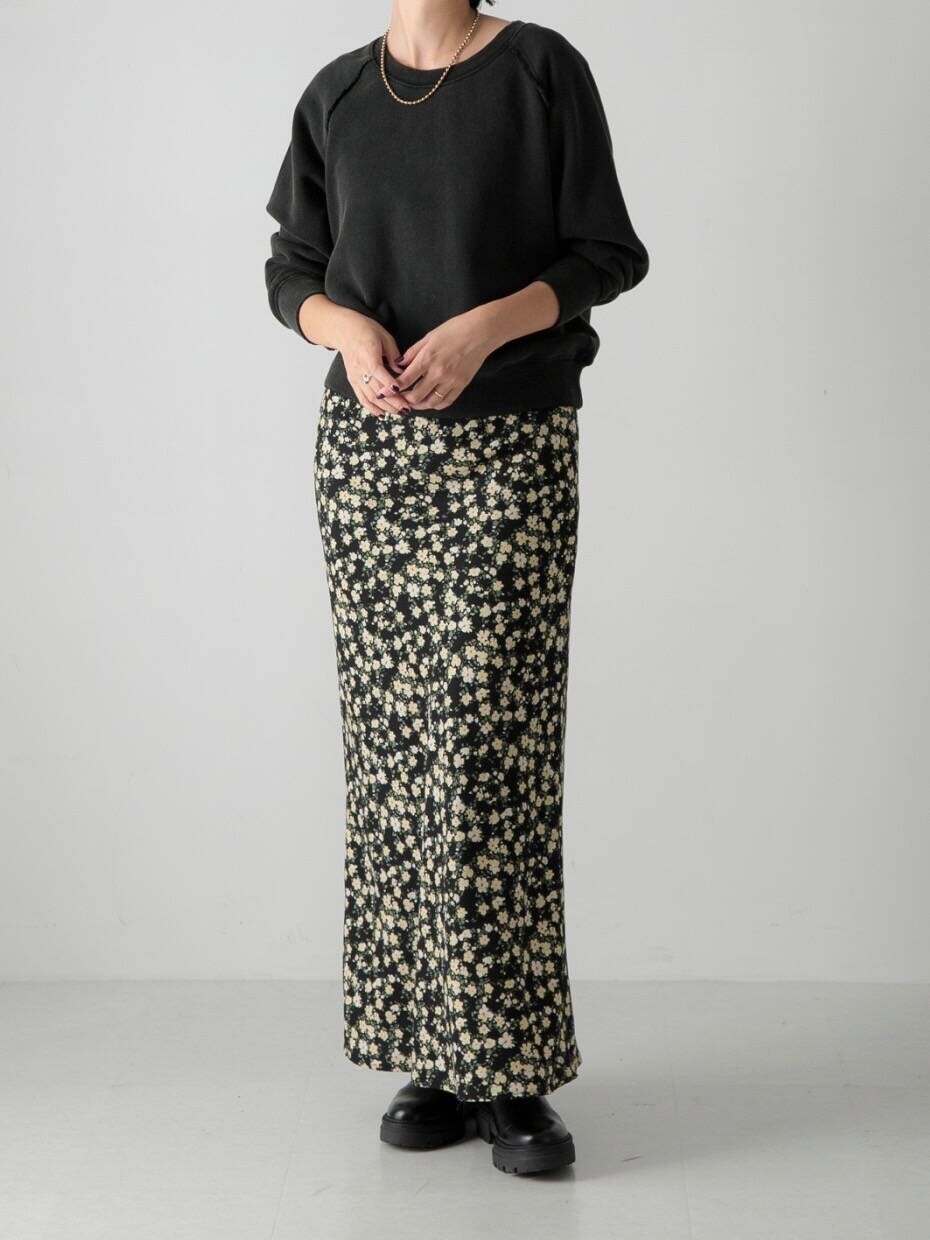 ブラック系のブーツ、ブラック系のスカート、ブラック系のスウェットを着用したレディースの秋コーディネートの5枚目の写真