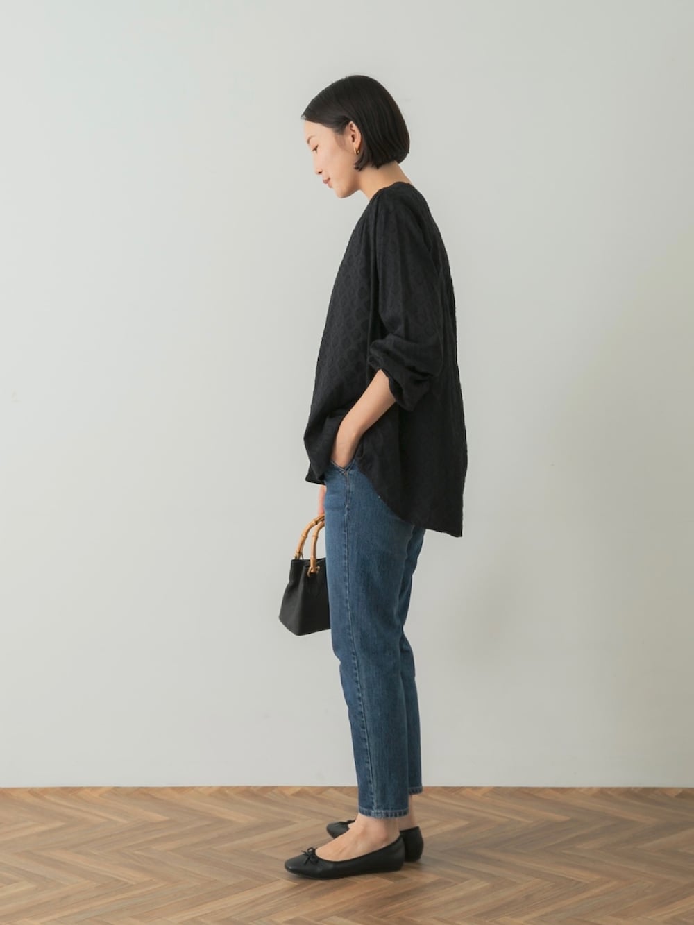 「Sonny Label、サニーレーベル、アツいコーデ全部見せ、デニム、モノトーン、シアートップス、秋服準備はじめました、ハンドバッグ、ミニバッグ、休日スタイル、大人カジュアル、シンプルスタイル、高身長女子、高身長コーデ、いいね、save、フォローお願いします🤑」|「URBAN RESEARCH Sonny Labelのドビーエアリーコットンギャザーブラウス(シャツ/ブラウス、ブラック系)」を使った、nozawaさん(レディース・168cm)の夏コーディネートの3枚目の写真