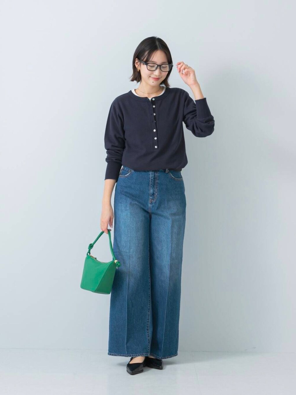 ブラック系のその他シューズ、ブルー系のTシャツ/カットソー、ブルー系のデニムパンツを着用したレディースの冬コーディネートの5枚目の写真