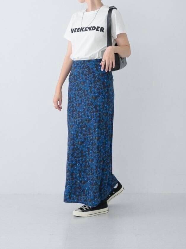 ホワイト系のTシャツ/カットソー、ブルー系のスカートを着用したレディースの夏コーディネートの5枚目の写真