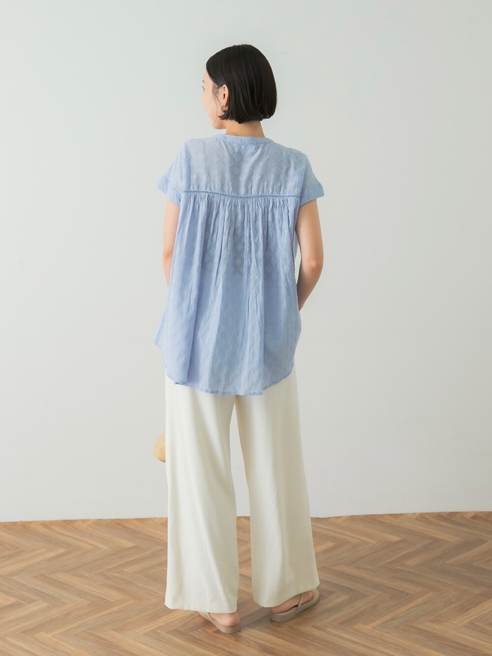 ブルー系のシャツ/ブラウス、イエロー系のショルダーバッグ、ホワイト系のその他パンツを着用したレディースの夏コーディネートの3枚目の写真