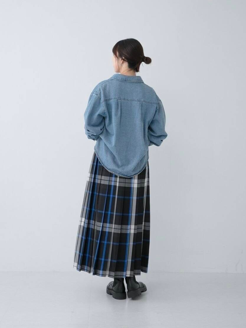 ホワイト系のTシャツ/カットソー、ブラック系のスカート、シルバー系のネックレスを着用したレディースの夏コーディネートの3枚目の写真