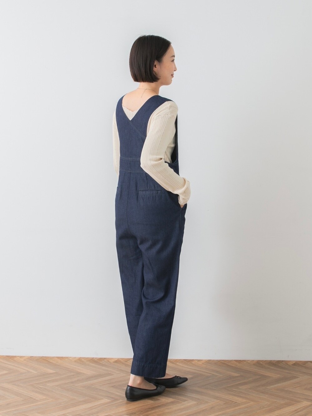 ブルー系のオールインワン・サロペット、グリーン系のショルダーバッグ、ブラック系のバレエシューズを着用したレディースの秋コーディネートの3枚目の写真