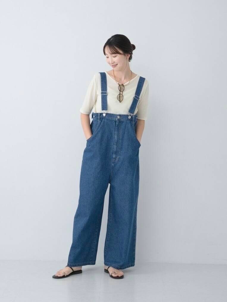 ホワイト系のTシャツ/カットソー、ブルー系のサロペット/オーバーオール、ゴールド系のネックレスを着用したレディースの夏コーディネートの5枚目の写真