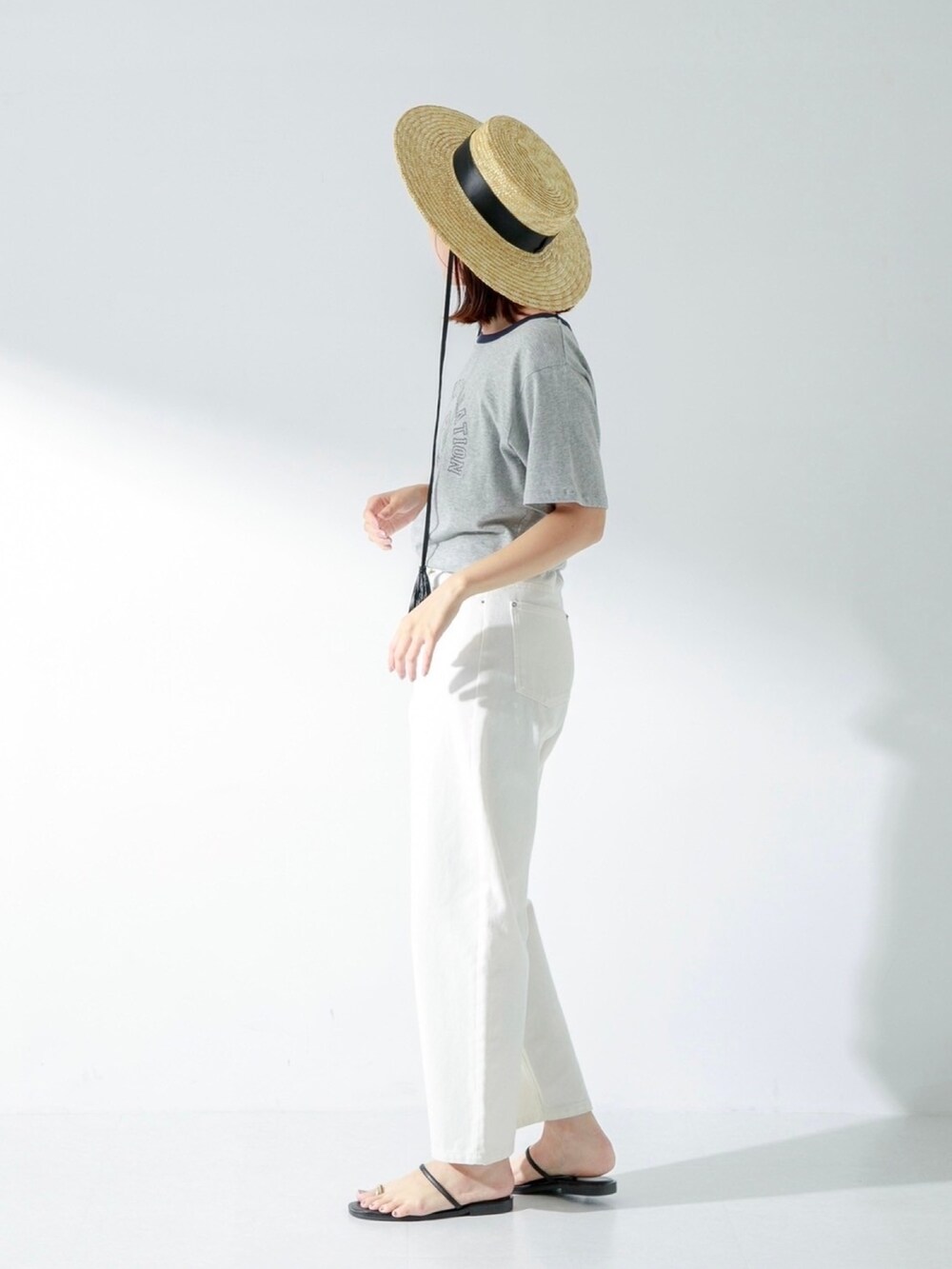 グレー系のTシャツ/カットソー、ホワイト系のその他パンツを着用したレディースの夏コーディネートの2枚目の写真