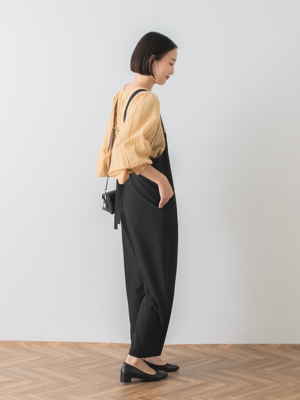 イエロー系のシャツ/ブラウス、ブラック系のサロペット/オーバーオール、ブラック系のバレエシューズを着用したレディースの夏コーディネートの4枚目の写真