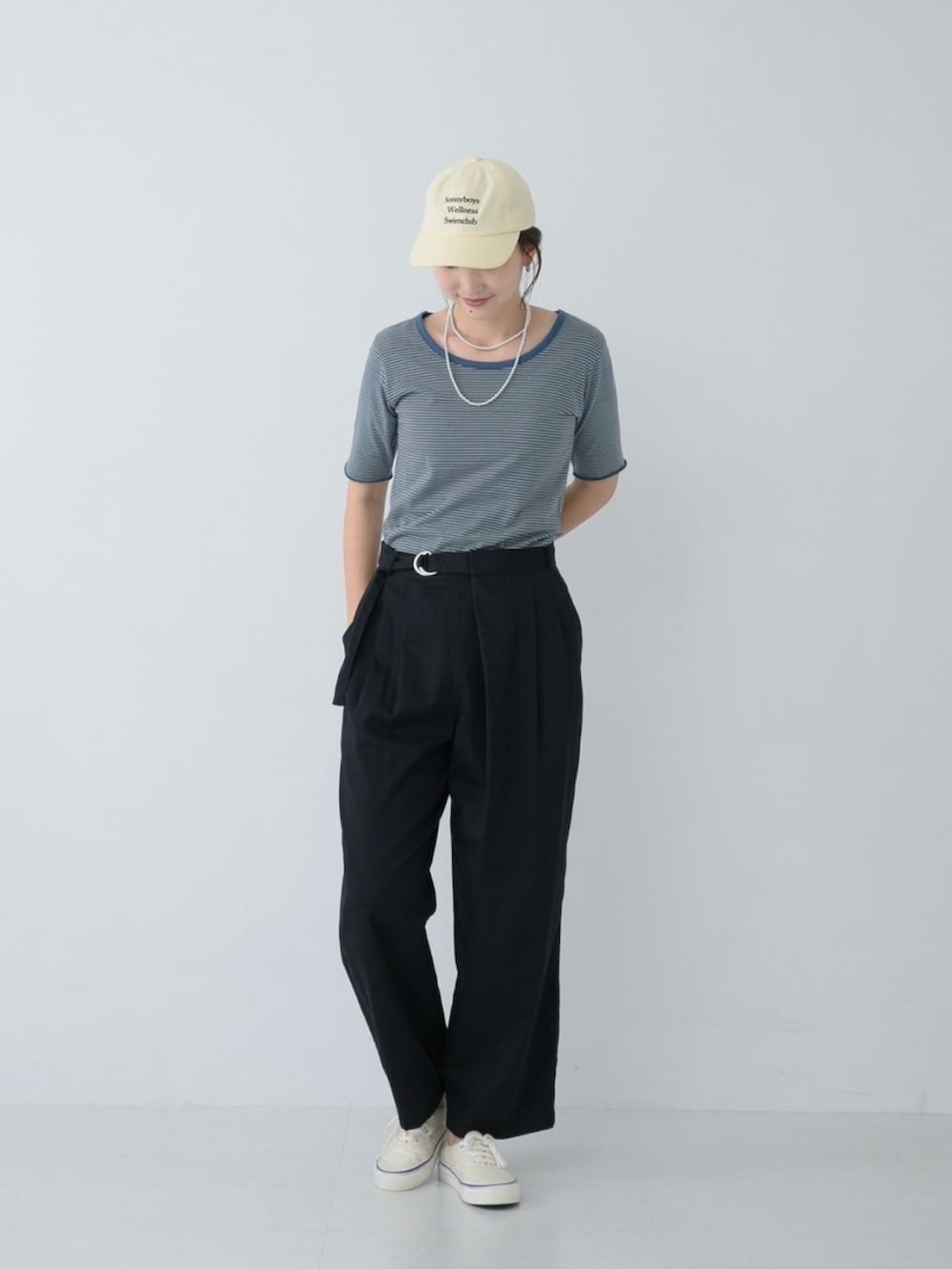 ブルー系のTシャツ/カットソー、ブルー系のその他パンツ、シルバー系のネックレスを着用したレディースの夏コーディネートの2枚目の写真
