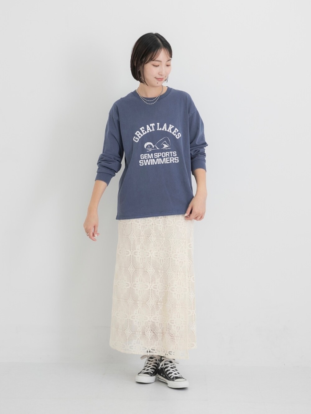 ブルー系のTシャツ/カットソー、ホワイト系のスカートを着用したレディースの秋コーディネートの2枚目の写真