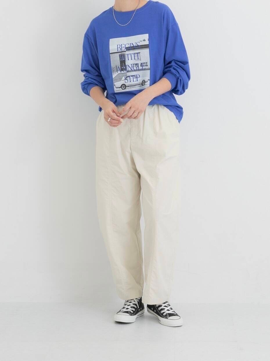 ホワイト系のその他パンツ、ブルー系のTシャツ/カットソー、シルバー系のネックレスを着用したレディースの秋コーディネートの4枚目の写真