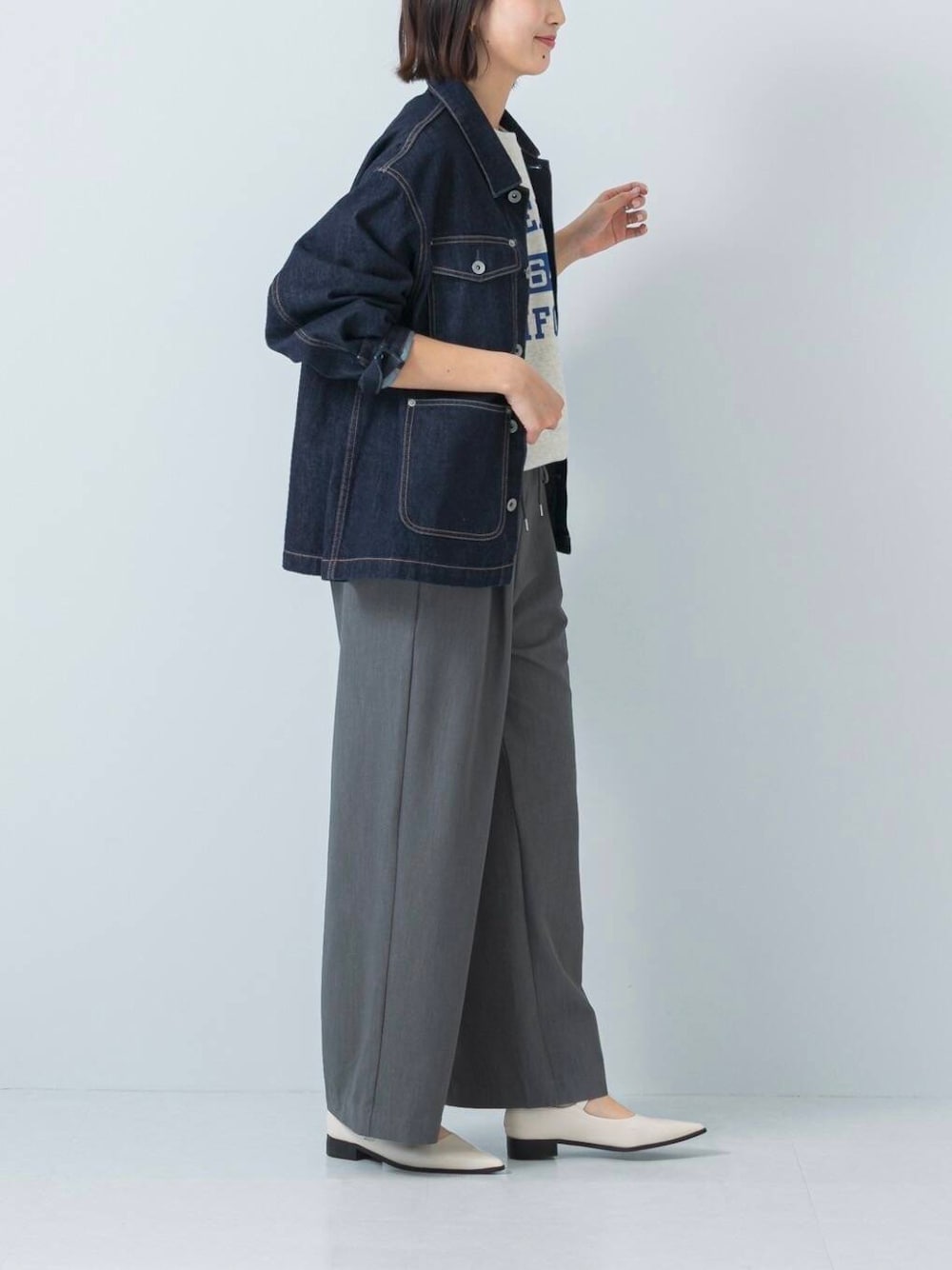ホワイト系のその他シューズ、グレー系のその他パンツ、ブルー系のデニムジャケットを着用したレディースの冬コーディネートの3枚目の写真