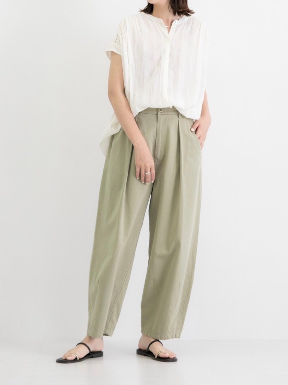 ホワイト系のシャツ/ブラウス、グリーン系のその他パンツを着用したレディースの夏コーディネートの2枚目の写真