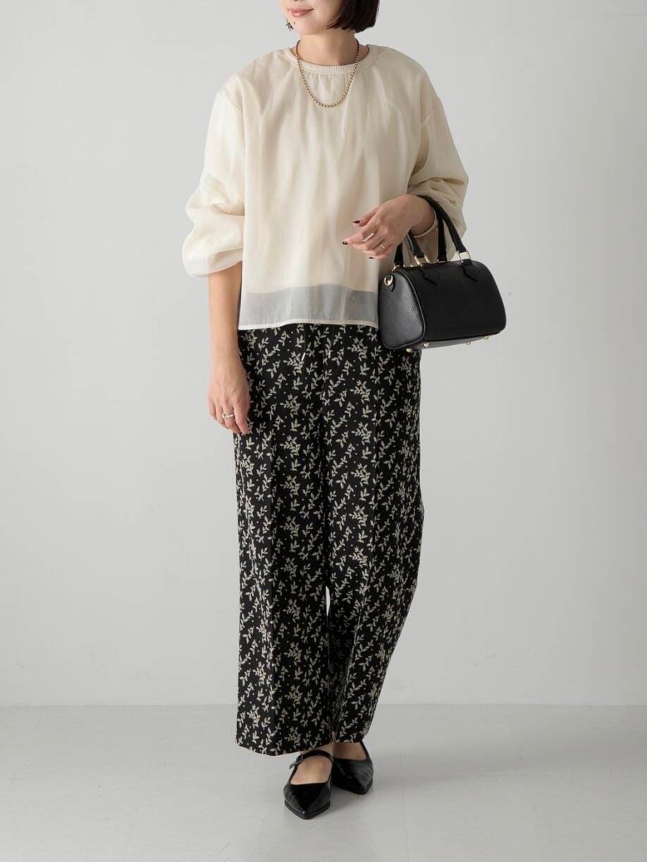 ブラック系のボストンバッグ、ブラック系のその他シューズ、ブラック系のその他パンツを着用したレディースの秋コーディネートの4枚目の写真