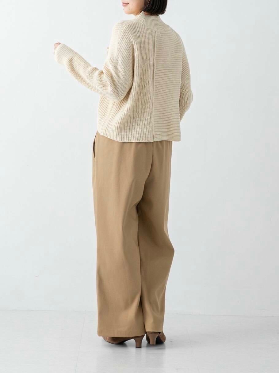 ブラウン系のその他シューズ、ベージュ系のその他パンツ、ホワイト系のニット/セーターを着用したレディースの冬コーディネートの3枚目の写真