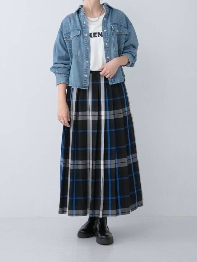 ホワイト系のTシャツ/カットソー、ブラック系のスカート、シルバー系のネックレスを着用したレディースの夏コーディネートの4枚目の写真