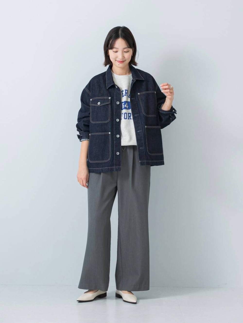 ホワイト系のその他シューズ、グレー系のその他パンツ、ブルー系のデニムジャケットを着用したレディースの冬コーディネートの2枚目の写真