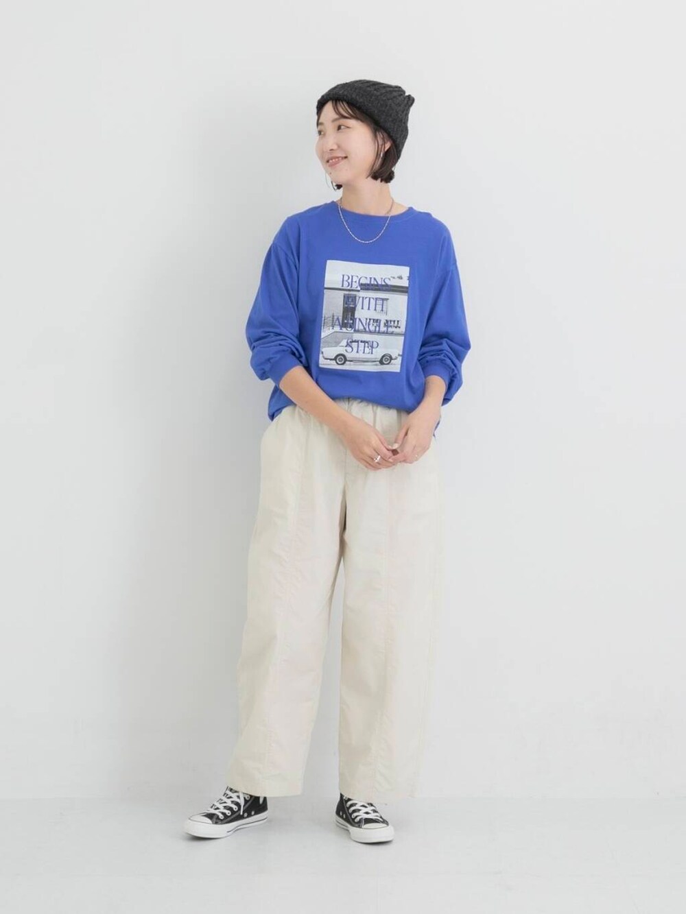 ホワイト系のその他パンツ、ブルー系のTシャツ/カットソー、シルバー系のネックレスを着用したレディースの秋コーディネートの2枚目の写真