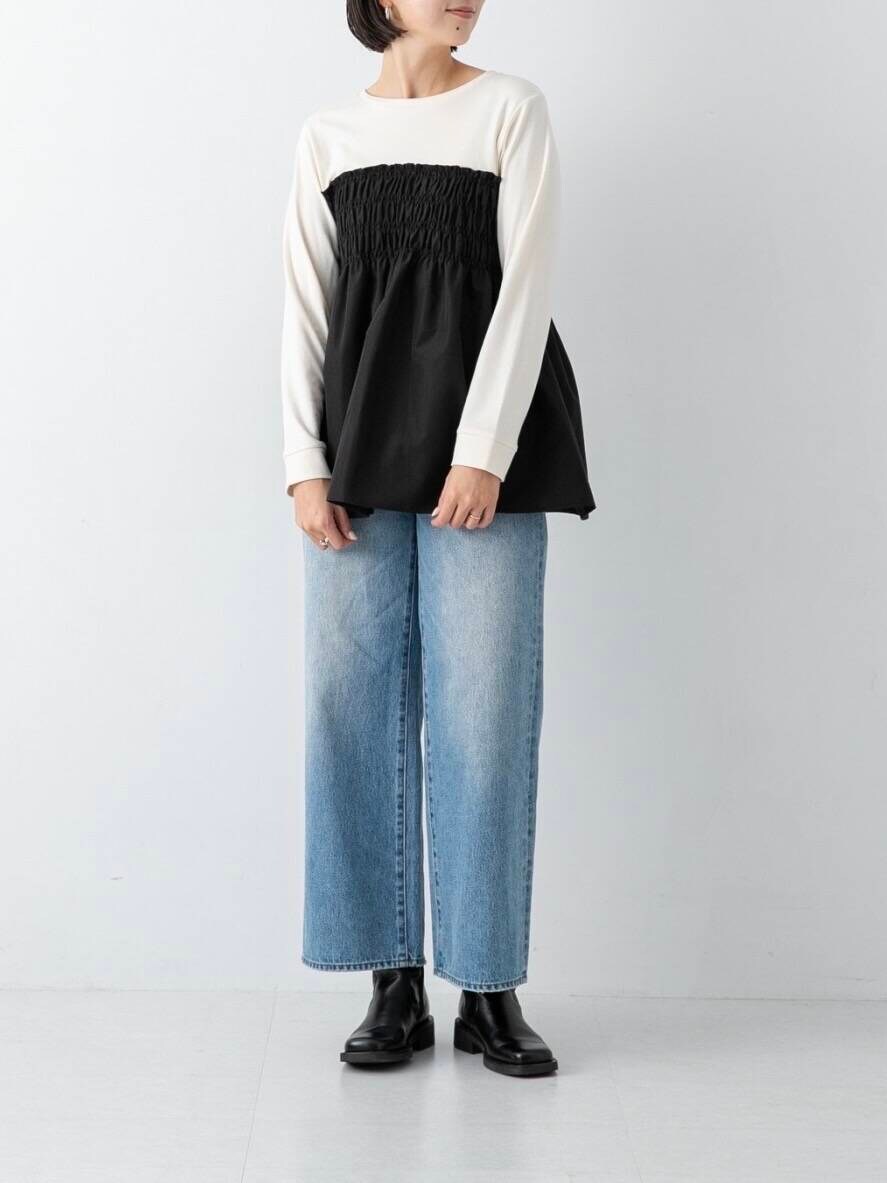 ブルー系のデニムパンツ、ブルー系のダウンジャケット/コート、ホワイト系のTシャツ/カットソーを着用したレディースの冬コーディネートの2枚目の写真