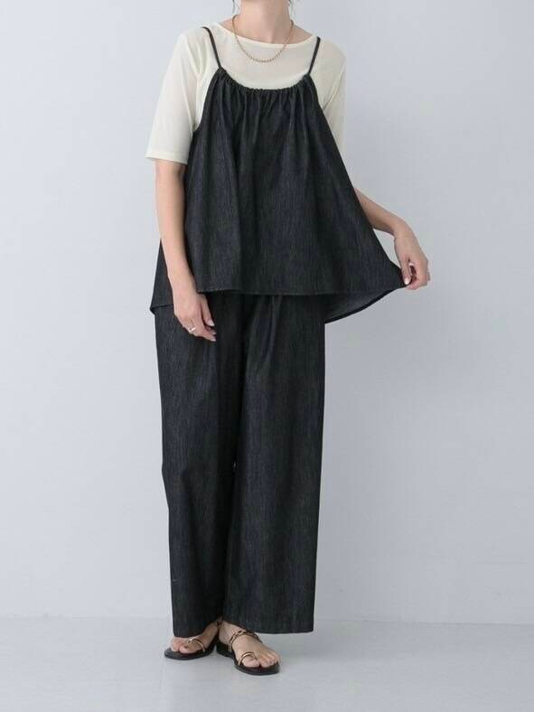 その他のサンダル、ホワイト系のTシャツ/カットソー、ブラック系のサロペット/オーバーオールを着用したレディースの夏コーディネートの4枚目の写真