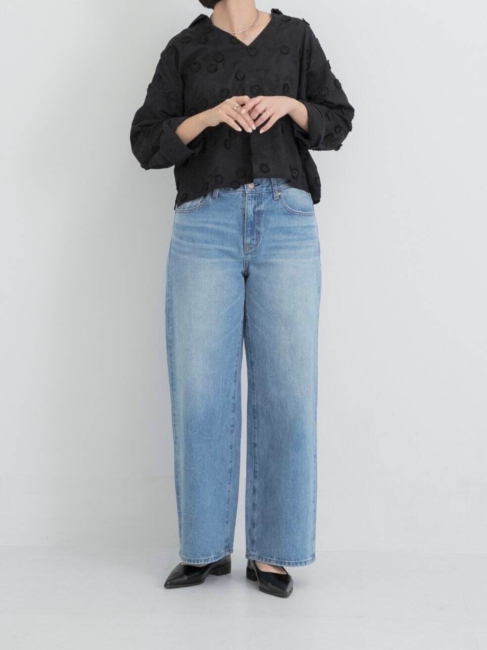 ブルー系のデニムパンツ、ブラック系のその他シューズ、ブラック系のシャツ/ブラウスを着用したレディースの秋コーディネートの4枚目の写真