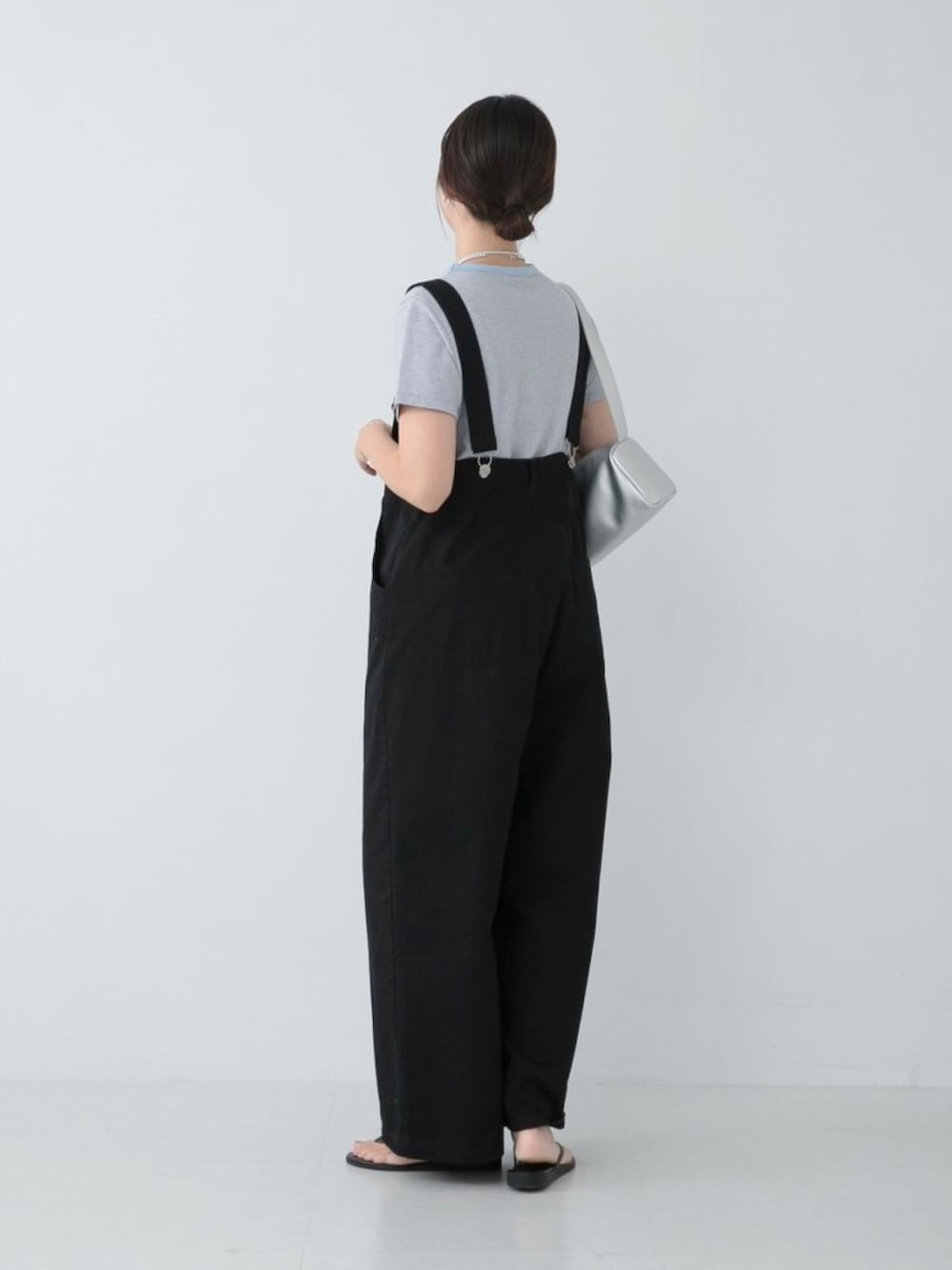 ブルー系のTシャツ/カットソー、ブラック系のサロペット/オーバーオール、シルバー系のネックレスを着用したレディースの夏コーディネートの2枚目の写真