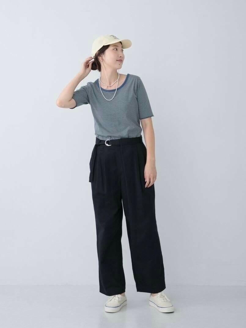 ブルー系のTシャツ/カットソー、ブルー系のその他パンツ、シルバー系のネックレスを着用したレディースの夏コーディネートの4枚目の写真