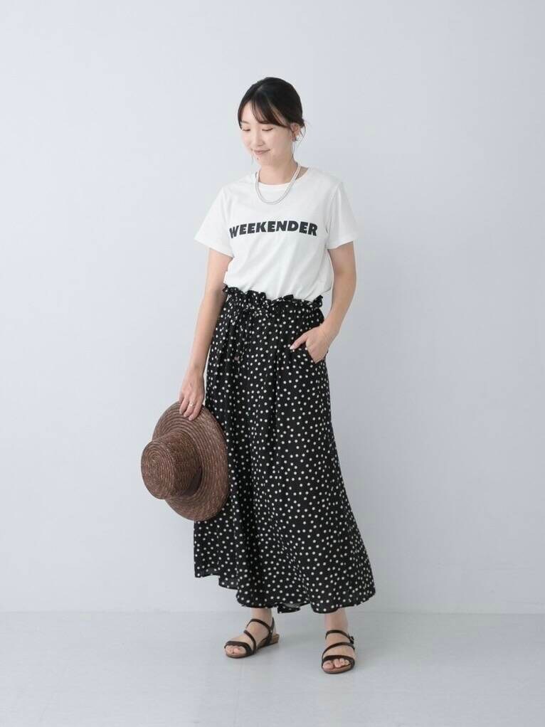 ブラック系のサンダル、ホワイト系のTシャツ/カットソー、その他のその他パンツを着用したレディースの夏コーディネートの2枚目の写真