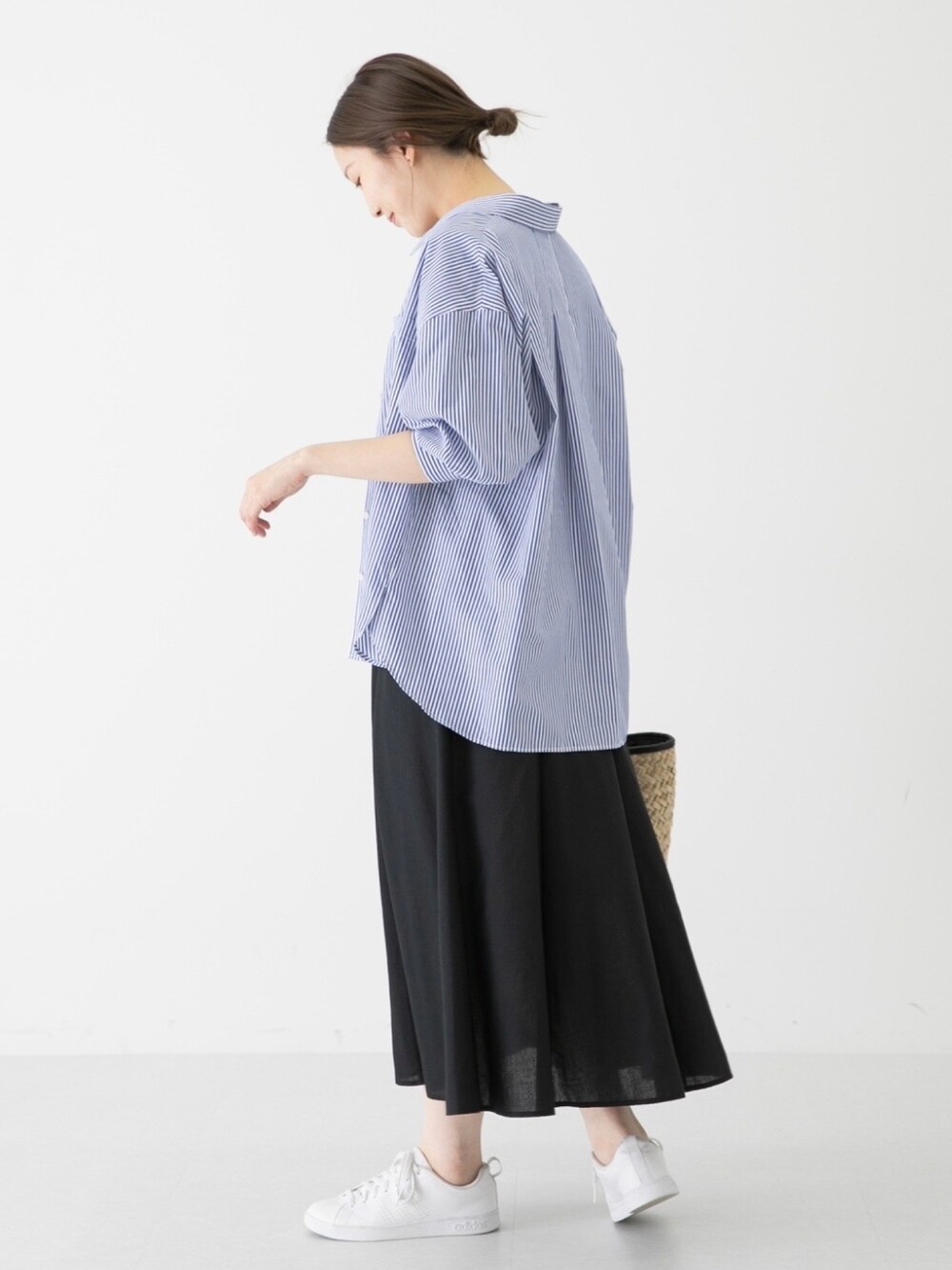 ブルー系のシャツ/ブラウス、ブラック系のワンピース、ブラック系のかごバッグを着用したレディースの夏コーディネートの2枚目の写真